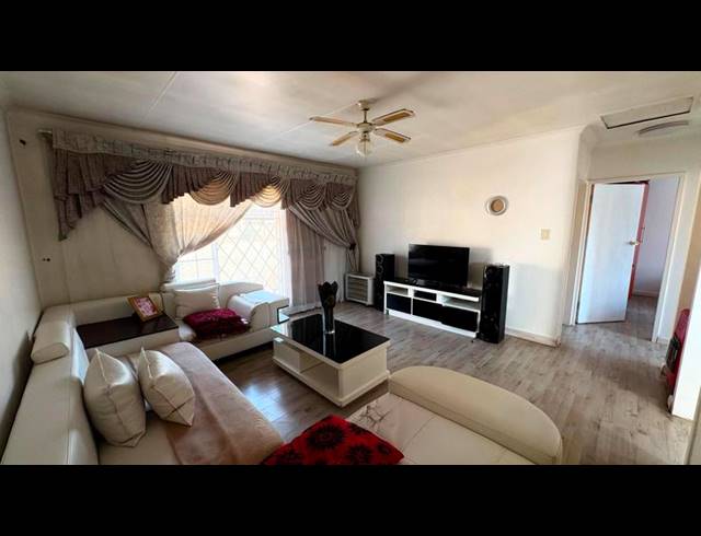 2 BEDROOM HOUSE FOR SALE IN MOFFATT VIEW